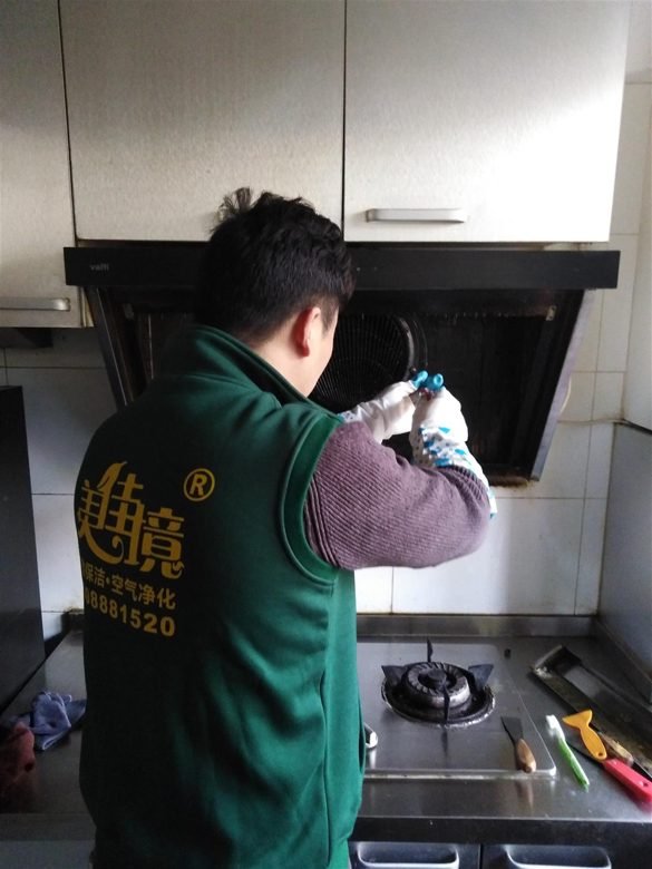 开荒保洁80平整套做,玻璃窗框地砖全擦到位
